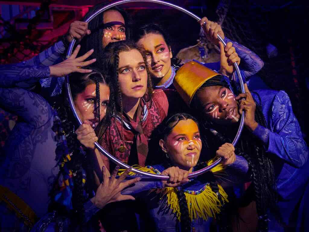 Tempesta, hija del Capitán Garfio, en una escena de The Island of NEVERLAND en Espacio Delicias