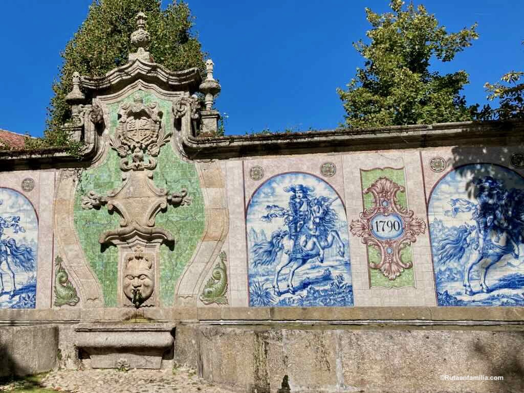 Fuente con peces en los jardines de Santar, actividad con niños