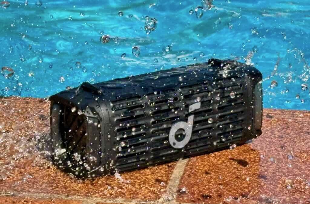 Altavoz Soundcore Boom 3i negro resistente al agua junto a la piscin