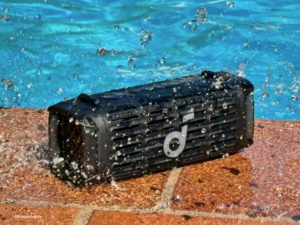 Altavoz Soundcore Boom 3i negro resistente al agua junto a la piscin