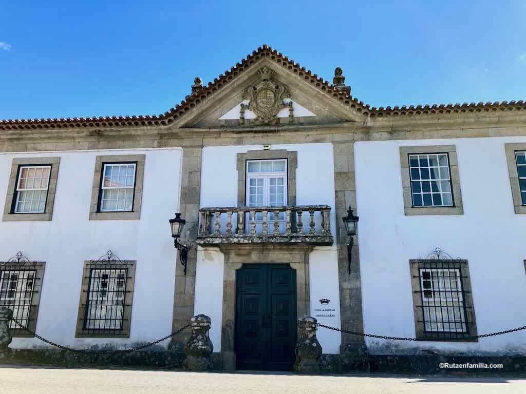 Fachada de la casa señorial de los jardines de Santar