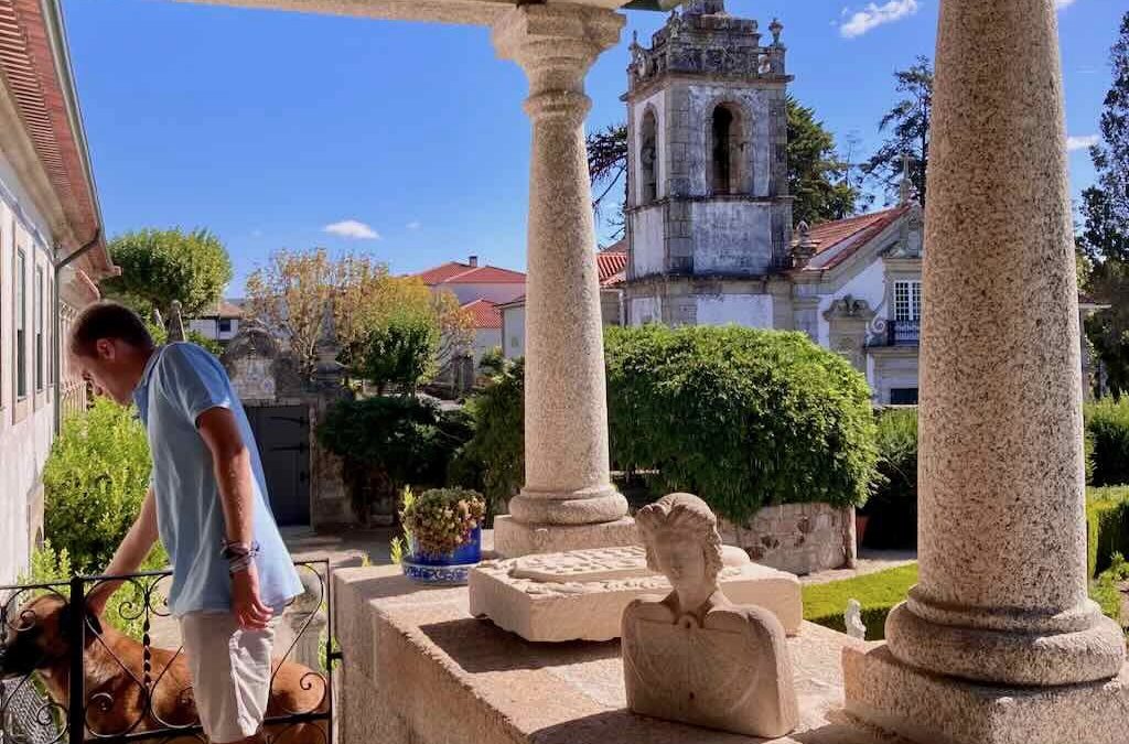 Jardines de Santar con niños en otoño, cerca de Viseu (Portugal)