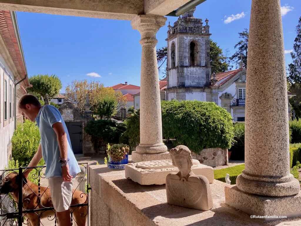 Jardines de Santar con niños en otoño, cerca de Viseu (Portugal)
