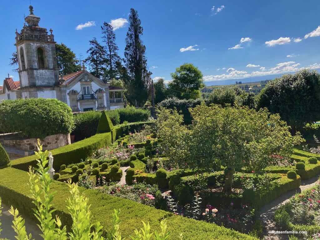 Jardín histórico de Santar con topiaria de estilo francés