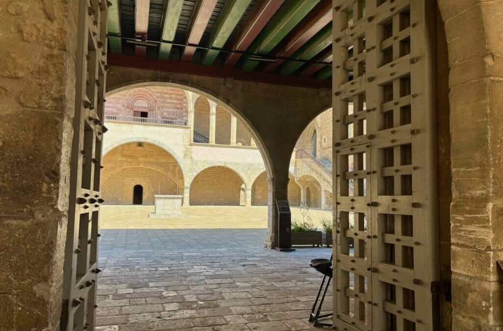 Entrada al Palacio de los Reyes de Mallorca en Perpiñán, fortaleza del siglo XIII para visitar con niños