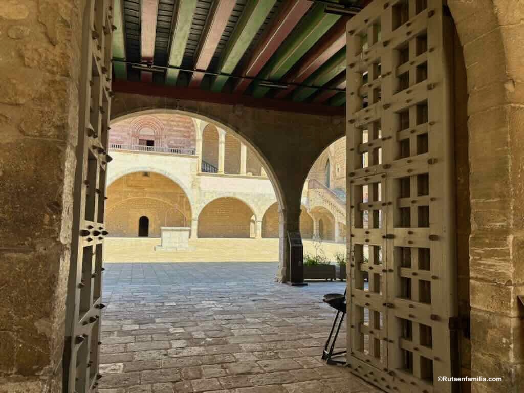 Entrada al Palacio de los Reyes de Mallorca en Perpiñán, fortaleza del siglo XIII para visitar con niños