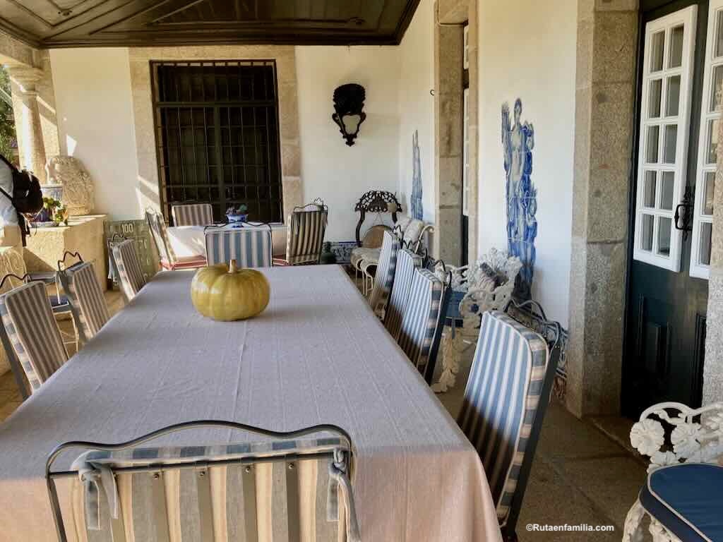 Terraza de la casa de Santar con vistas a los jardines