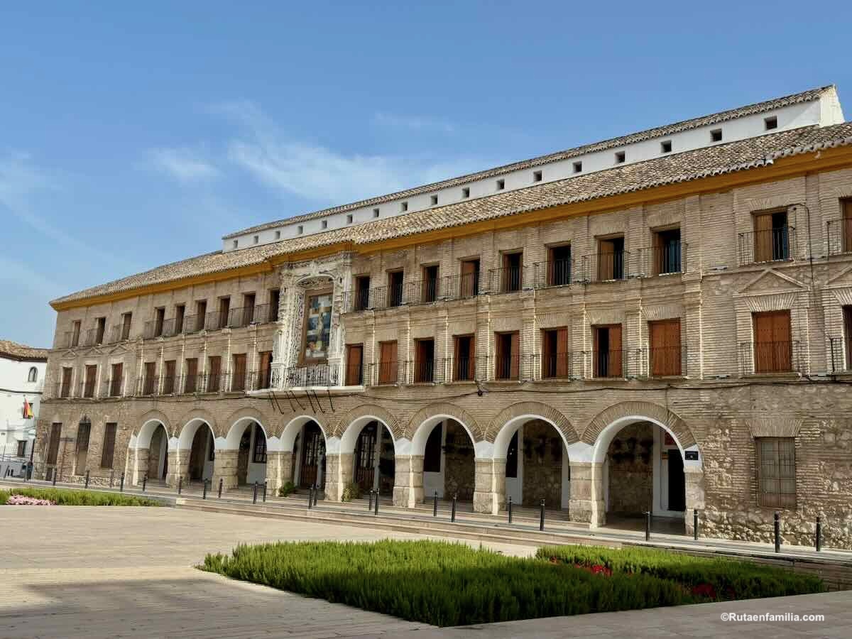 Baena con niños: Plaza de la Constitución y Casa del Monte