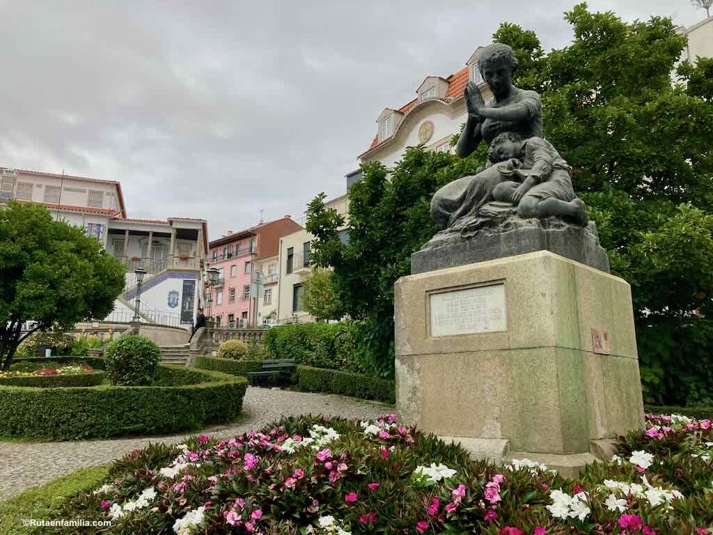 monumento a la madre en Viseu, escultura de mujer con niño dormido