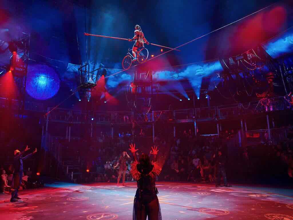 Número de bicicleta sobre alambre en la Arena de The Island of NEVERLAND, circo contemporáneo en Madrid
